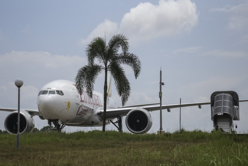 Pesawat kargo Ethiopian Airlines yang diturunkan secara paksa oleh TNI AU, parkir di Bandara Hang Nadim, Batam, Kepulauan Riau, Senin (14/1).