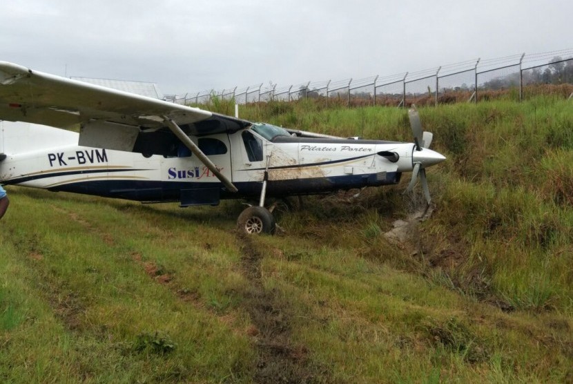 Pesawat kargo Susi Air yang keluar landasan pacu di Bandara Aminggaru Ilaga-Papua, Sabtu (31/12) 