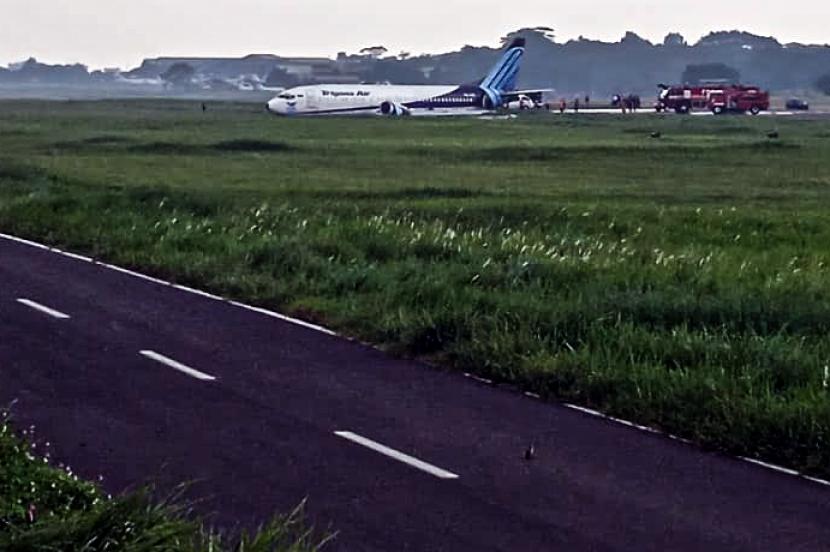 Pesawat kargo Trigana Air PSK YSF dengan rute Halim Perdanakusma - Makassar keluar dari runway (landasan pacu) saat mendarat di Bandara Halim Perdanakusma, Jakarta Timur, Sabtu (20/3/2021). 