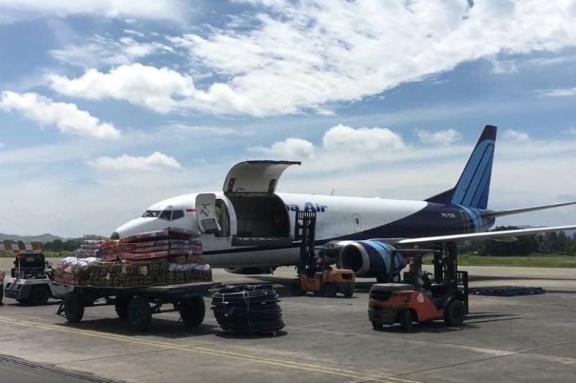 Pesawat Kargo Trigana Air yang mengalami ban pecah di Bandara Sentani, Kabupaten Jayapura, Papua, Senin (18/12/2023).