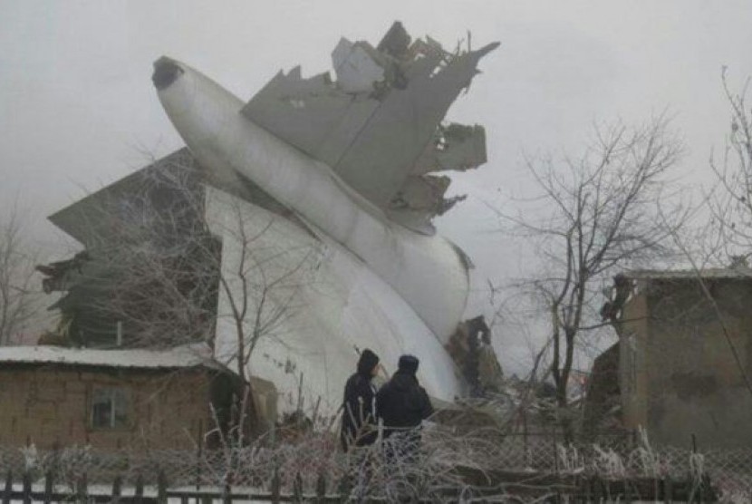Pesawat kargo Turkish Airlines jatuh di wilayah permukiman di Kirgistan.