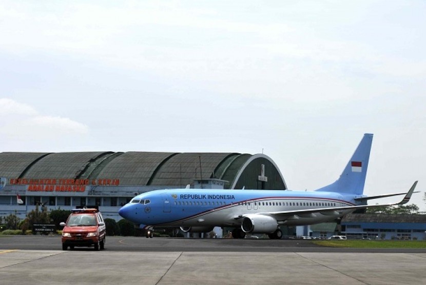 Pesawat Kepresidenan jenis Boeing Business Jet (BBJ)-2 saat tiba di Bandara Halim Perdanakusumah, Jakarta, Kamis (10/4). Pesawat seharga 91,2 juta Dolar AS itu terbang dari AS ke Tanah Air selama empat hari.