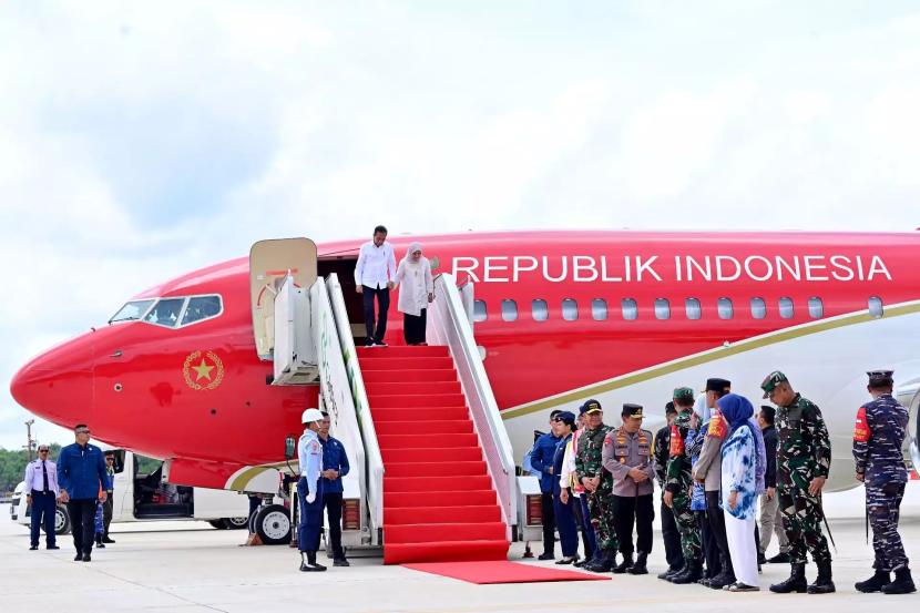 Pesawat Kepresidenan RI 1 Boeing 737-800 BBJ yang ditumpangi Presiden Jokowi mendarat di Bandara IKN, Kalimantan Timur untuk pertama kalinya.