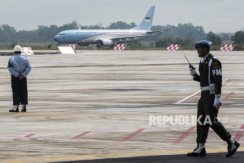 Pesawat Kepresidenan yang ditumpangi Presiden Joko Widodo dan rombongan mendarat di Bandara Internasional Jawa Barat (BIJB) Kertajati, Majalengka, Jawa Barat, Kamis (24/5). 