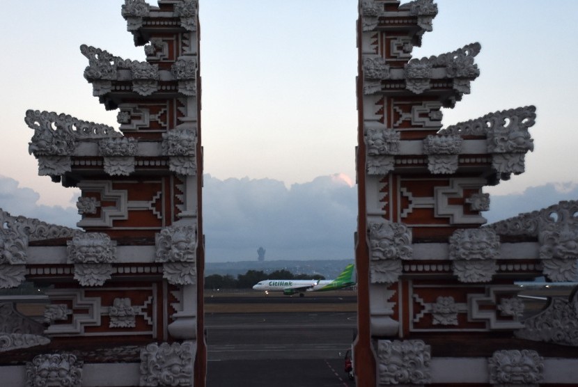 Pesawat komersial bersiap untuk lepas landas di Bandara Internasional I Gusti Ngurah Rai, Denpasar, Bali. (Ilustrasi)