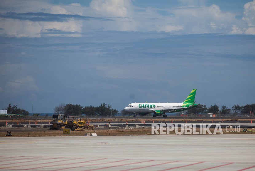 Pesawat komersial maskapai Citilink mendarat di landasan Yogyakarta International Airport (YIA) saat Proving Flight di Kulon Progo, DI Yogyakarta, Kamis (2/5/2019).