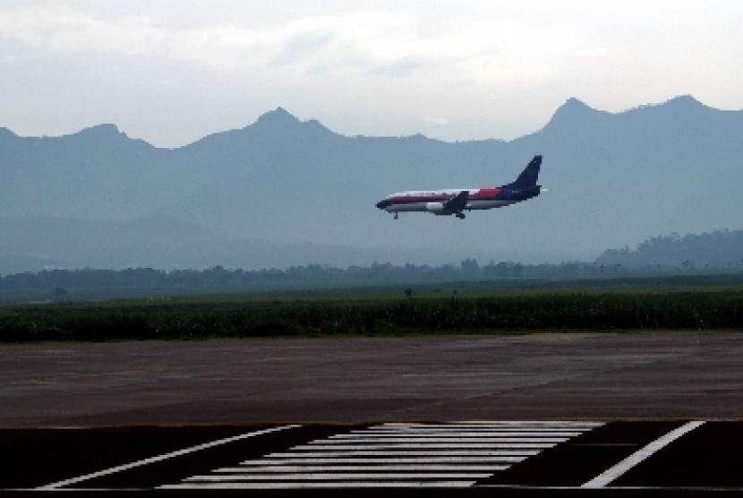 Operasional Bandara Abdul Rachman Saleh Normal. Pesawat komersil bersiap untuk mendarat di Bandara Abdulrachman Saleh, Malang.