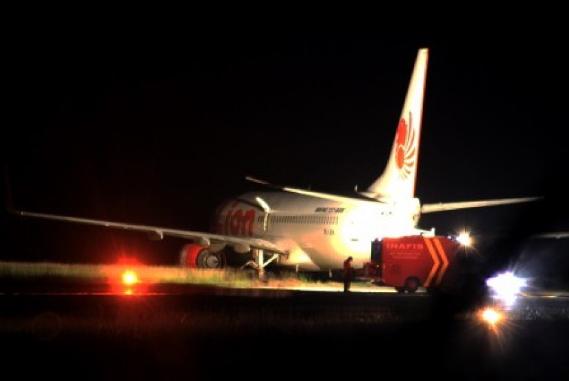 Pesawat Lion Air dengan nomor penerbangan JT 892 dari Jakarta menuju Gorontalo tergelincir saat mendarat di bandara Djalaludin Gorontalo, Selasa (6/8) malam. Pesawat menabrak sapi saat mendarat sehingga tergelincir dan keluar dari landasan pacu.