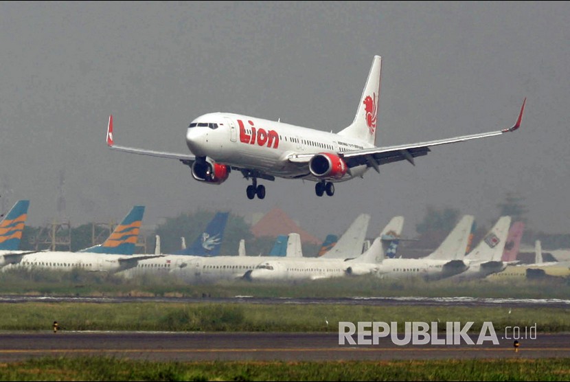 Pesawat Lion Air  (ilustrasi). Pesawat Lion Air JT601 tujuan Jambi-Jakarta berputar balik dan kembali ke pelataran pada pukul 06.10 WIB di bandara Sultan Thaha, Jambi.