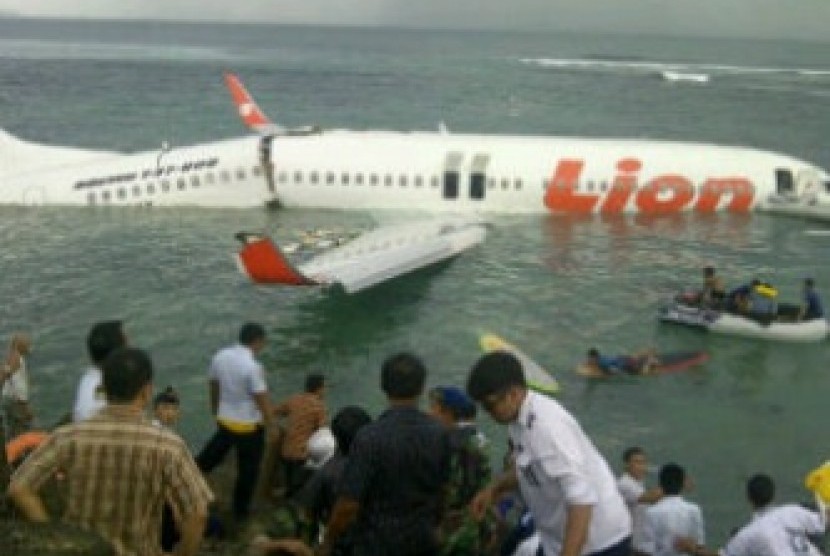Pesawat Lion Air jatuh ke laut yang berada di ujung Bandara Ngurah Rai, Bali, Sabtu (13/4/2013)