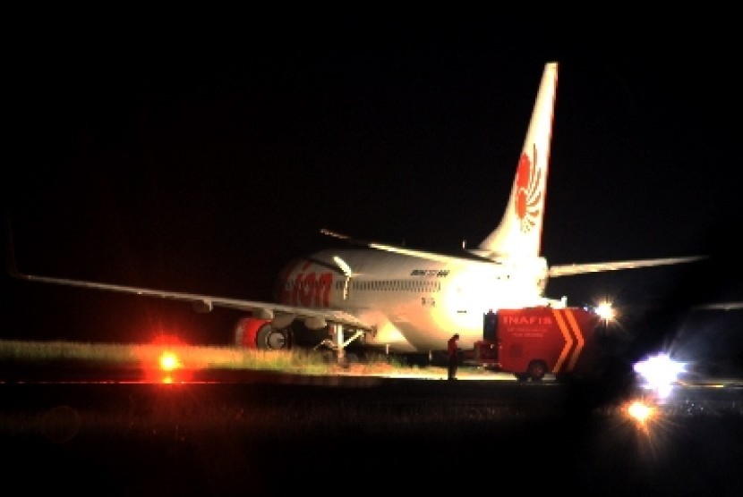 Pesawat Lion Air JT 892 dari Jakarta menuju Gorontalo tergelincir di Bandara Djalaludin, Gorontalo, Selasa (6/8) malam.