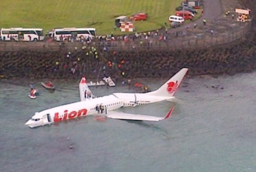  Pesawat Lion Air JT-960 rute Bandung-Denpasar yang gagal mendarat di bandara Ngurah Rai tampak dari dari udara, di Denpasar, Bali, Sabtu (13/4). 
