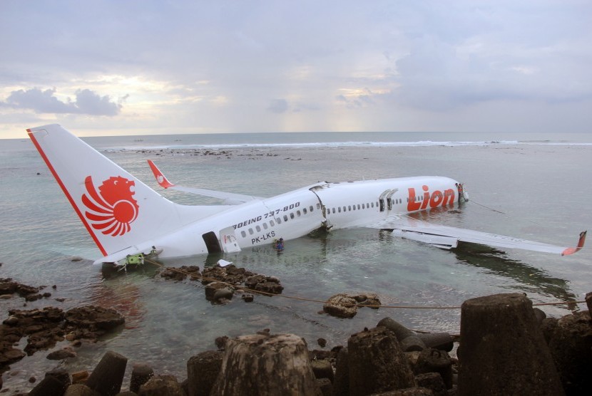 Pesawat Lion Air nomor penerbangan JT-960, rute Bandung-Denpasar tergelincir ke laut setelah berusaha mendarat di Bandara Ngurah Rai Denpasar, Bali, Sabtu (13/4/2013).