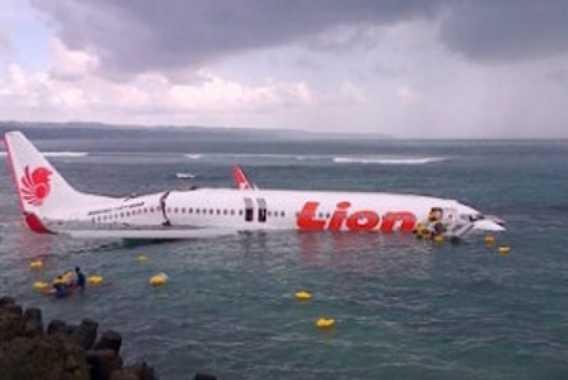 Pesawat Lion Air tampak terbelah di bagian ekor saat tergelincir dan jatuh di perairan laut pada Sabtu (13/4/2013) di dekat Bandara Ngurah Rai, Bali.