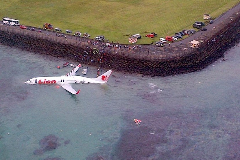 Pesawat Lior Air rute Bandung-Denpasar jatuh di laut di Bali di dekat Bandara Ngurah Rai, Denpasar, Bali, Sabtu (13/4). 101 Penumpang dan 7 awak selamat. 