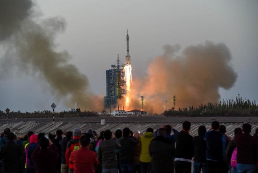 China Luncurkan Pesawat Luar Angkasa Eksperimental ke Orbit. Pesawat luar angkasa berawak Shenzhou-11 menbawa astronaut Jing Haipeng dan Chen Dong lepas landas dari tempat peluncuran di Jiuquan, Cina, 17 Oktober 2016.