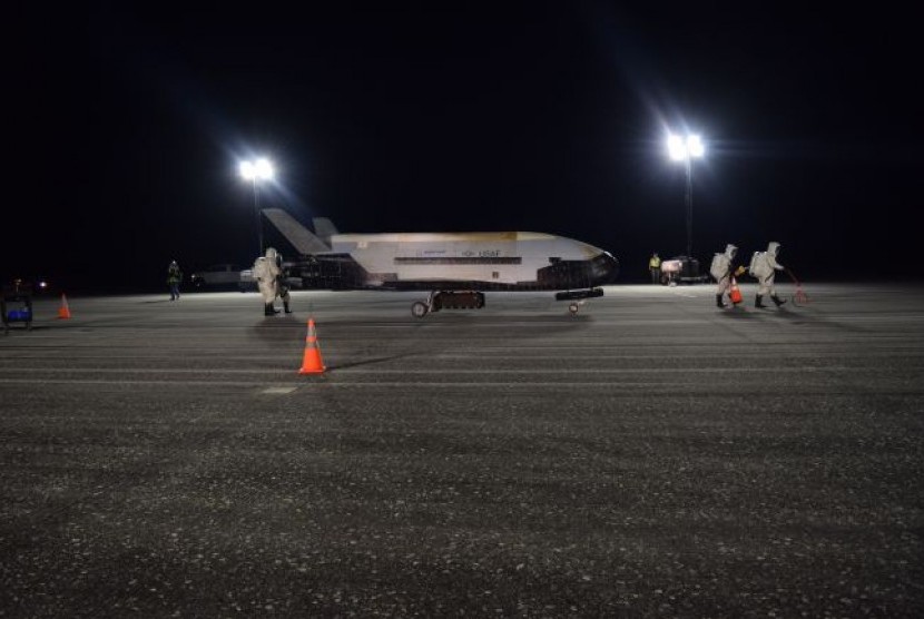 Pesawat luar angkasa X-37B milik Militer Angkatan Udara Amerika Serikat (AS) berhasil kembali ke bumi pada Ahad (27/10) lalu. 