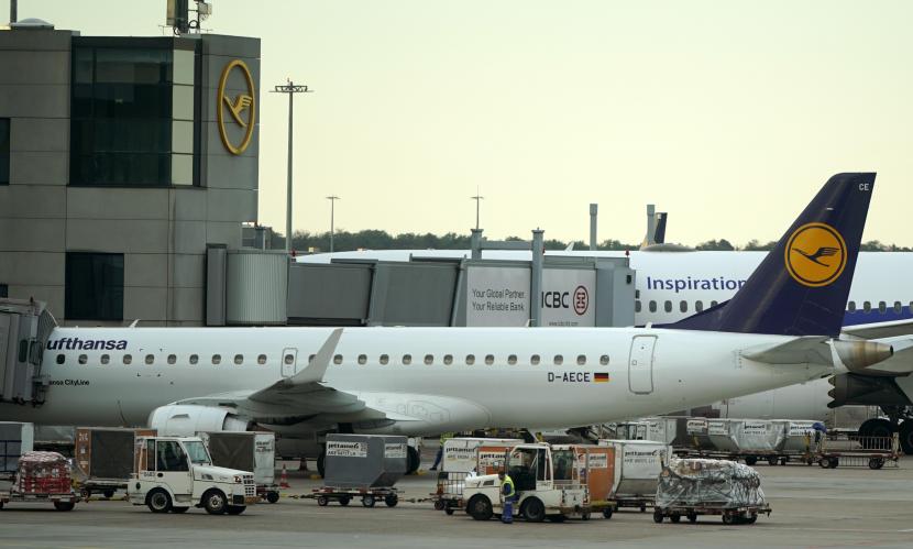 Pesawat Lufthansa di bandara internasional di Frankfurt am Main, Jerman, 02 September 2022. Uni Eropa (UE) mencapai kesepakatan tentang undang-undang untuk menaikkan harga yang harus dibayar maskapai penerbangan pada Rabu (7/12/2022).