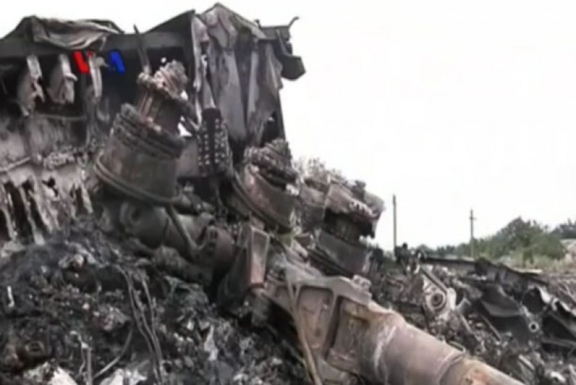pesawat Malaysia Airlines MH17 yang jatuh di Donestk, Ukraina.