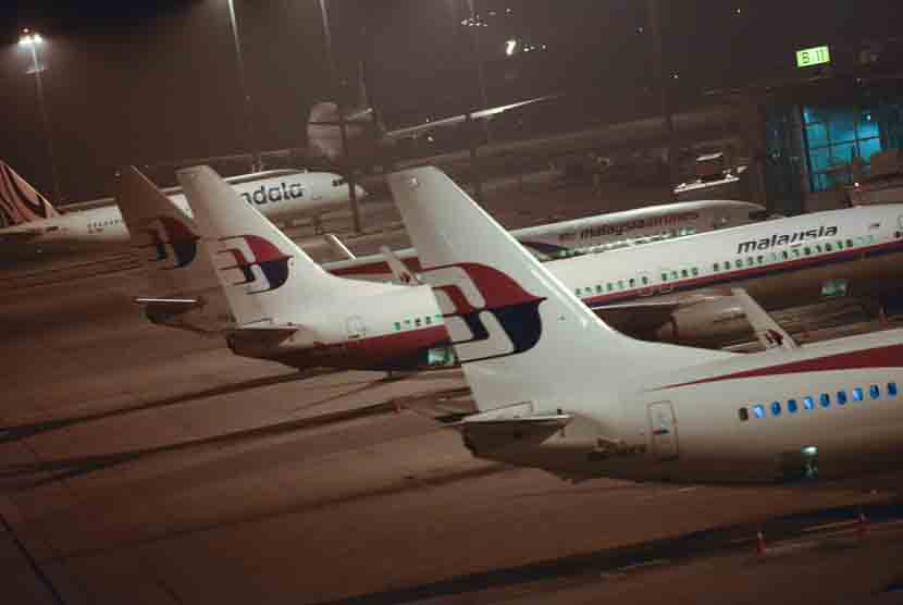 Pesawat Malaysia Airlines yang diparkir di Bandara Internasional Kuala Lumpur di Sepang, Malaysia, Kamis (17/7). (AP/Paul Joshua)