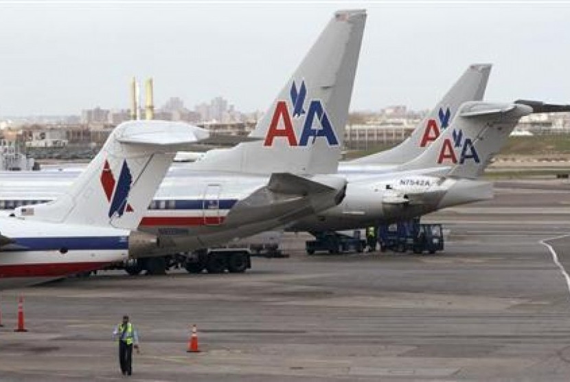 Pesawat maskapai American Airlines. American Airlines membatalkan ratusan penerbangan pada hari Ahad (31/10) untuk hari ketiga berturut-turut. 