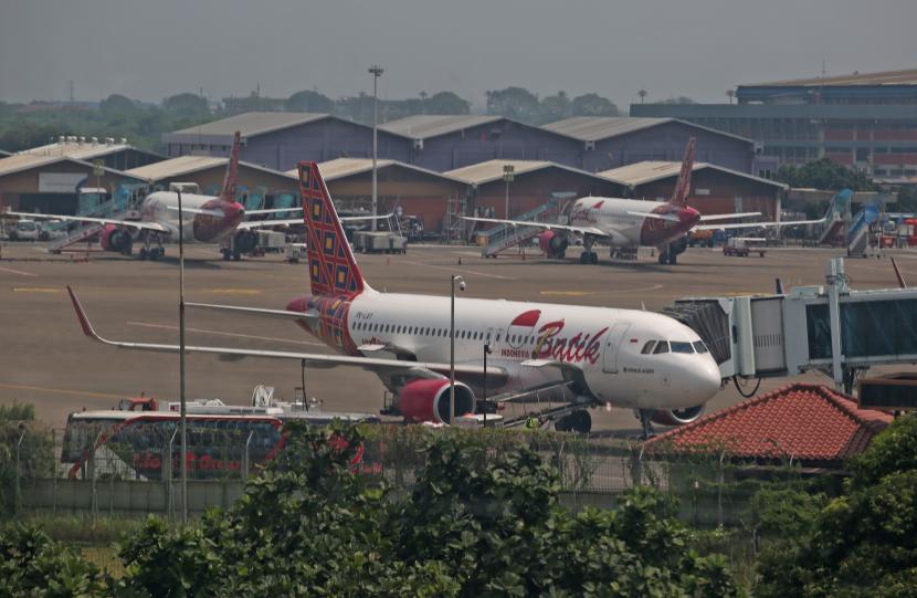 Pesawat terparkir di apron Terminal 2 Bandara Soekarno Hatta, Tangerang, Banten.