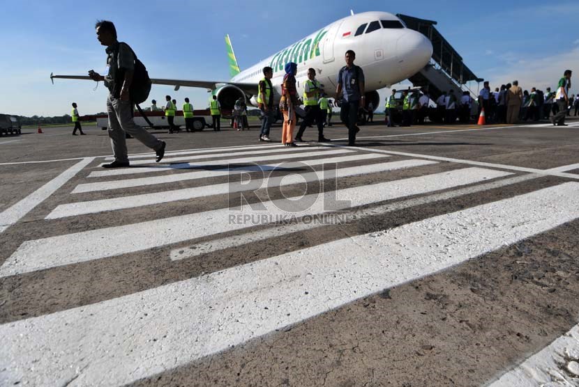   Penumpang turun dari pesawat maskapai Citilink yang mendarat di landasan Bandara Halim Perdanakusuma, Jakarta, Jumat (10/1).    (Republika/Aditya Pradana Putra)