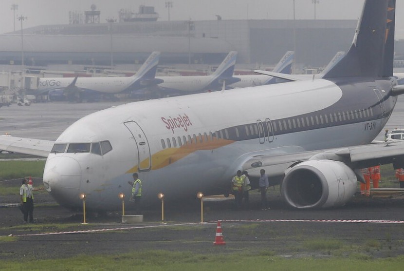 Pesawat maskapai India, Spicejet, tergelincir di landasan pacu utama di Bandara Mumbai, India, Senin (1/7). Pesawat tergelincir akibat hujan lebat.