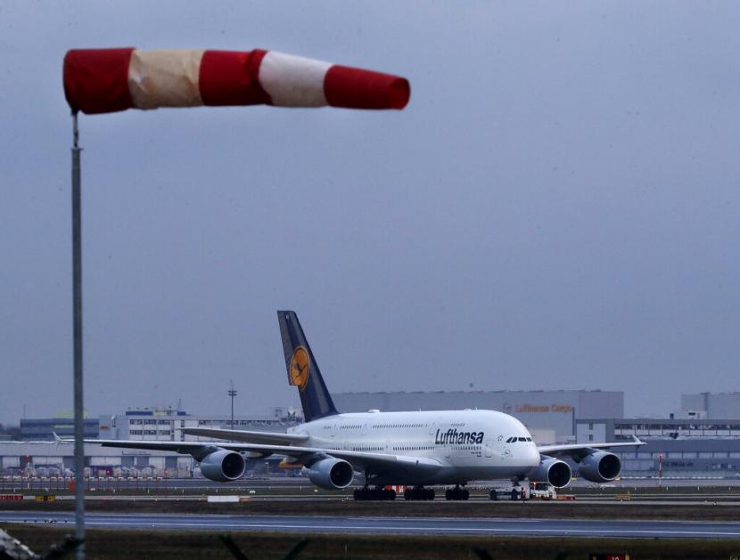 Pesawat maskapai Jerman Lufthansa bersiap di landasan pacu Bandara Frankfurt, Sabtu (7/3). Peningkatan kasus corona menambah kekhawatiran pelaku usaha di Jerman akan perlambatan ekonomi.
