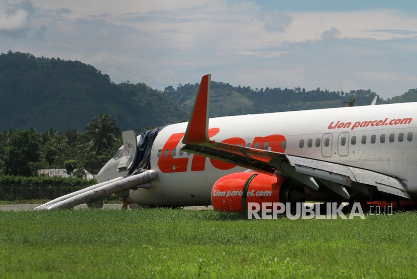 Pesawat maskapai Lion Air berada di atas rerumputan bahu landasan pacu dengan kondisi roda pendaratan depan patah di Bandara Djalaludin, Kabupaten Gorontalo, Gorontalo, Senin (30/4). 