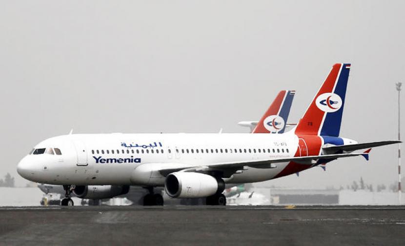 Pesawat maskapai Yemenia Airways dengan pesawat Airbus A320 di Bandara Sanaa, Yaman. Enam Tahun Diblokade, Bandara Sanaa Yaman akan Dibuka Kembali