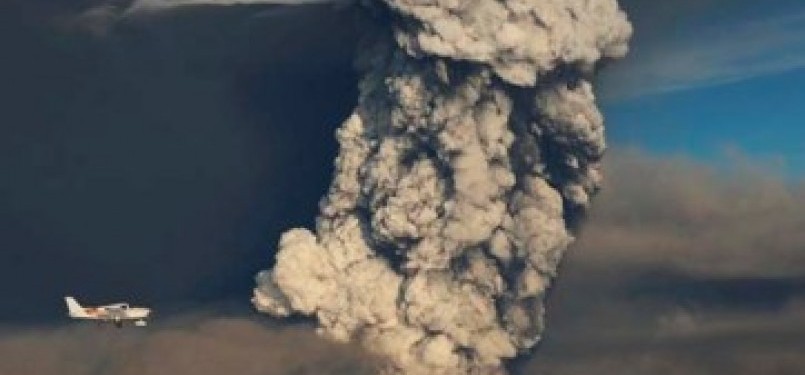 Pesawat melintas awan vulkanis hasil erupsi Gunung Grimsvotn, Islandia