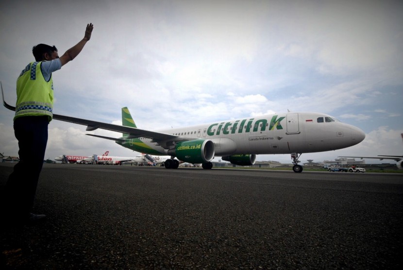 Pesawat mendarat di Bandara Husein Sastranegara Bandung, Jawa Barat.