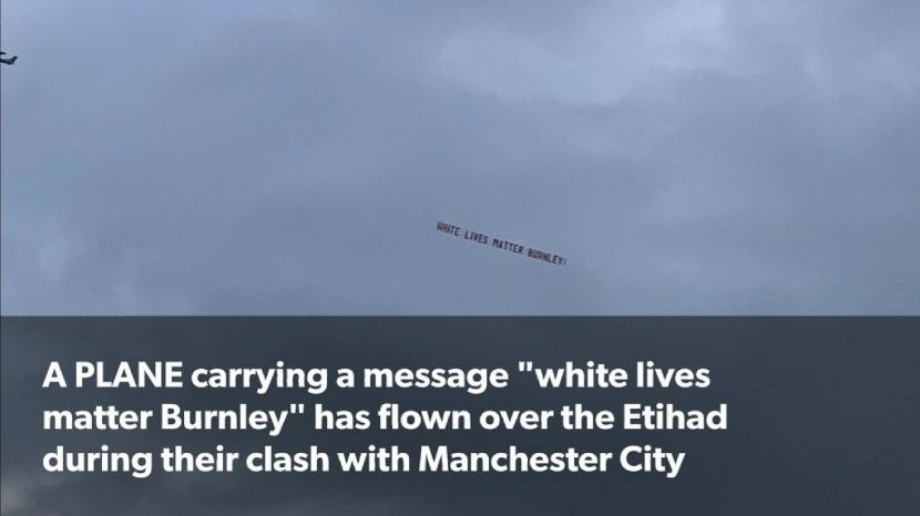 Pesawat mengusung spanduk White Lives Matter Burnley.