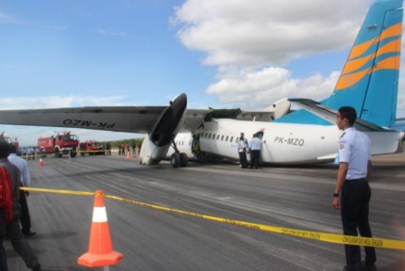 Pesawat Merpati yang tersungkur di Bandara El Tari, Kupang, Senin (10/6) pagi.