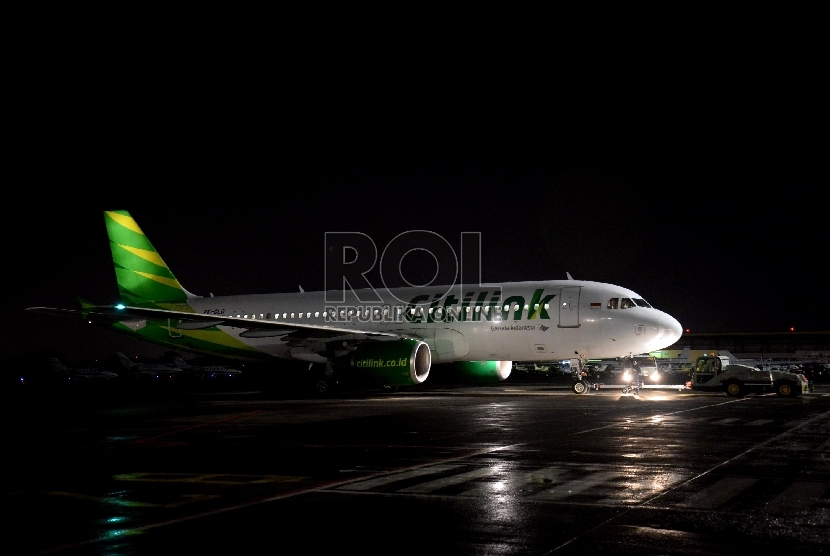 Pesawat milik maskapai penerbangan Citilink terparkir usai mendarat di Bandara Halim Perdanakusuma, Jakarta, Senin (13/4). (Prayogi/Republika)