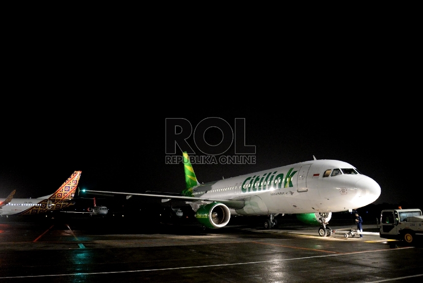 Pesawat milik maskapai penerbangan Citilink terparkir usai mendarat di Bandara Halim Perdanakusuma, Jakarta, Senin (13/4). (Prayogi/Republika)