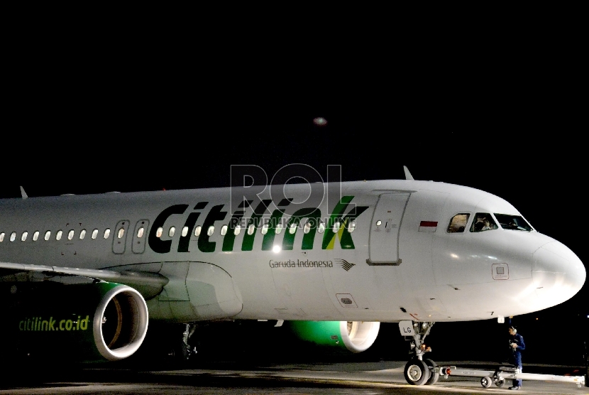Pesawat milik maskapai penerbangan Citilink terparkir usai mendarat di Bandara Halim Perdanakusuma, Jakarta, Senin (13/4). (Prayogi/Republika)