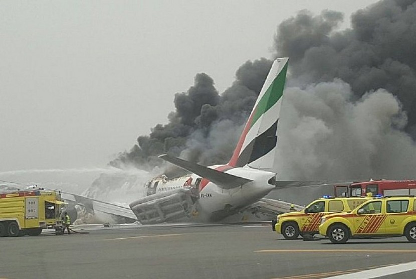 Pesawat milik maskapai penerbangan Emirates Airline mengalami kecelakaan saat mendarat di Bandara Internasional Dubai, Rabu (3/8).