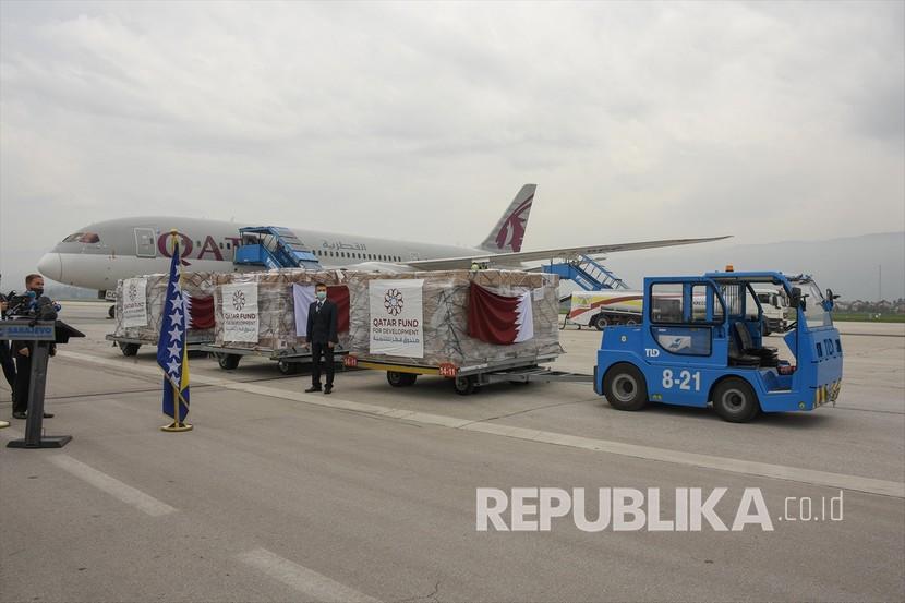 Pesawat milik Qatar Airways membawa paket bantuan yang dikirim oleh Qatar untuk mendukung memerangi virus korona tiba di Bandara Internasional Sarajevo, di Sarajevo, Bosnia Herzegovina pada 19 Mei 2020.