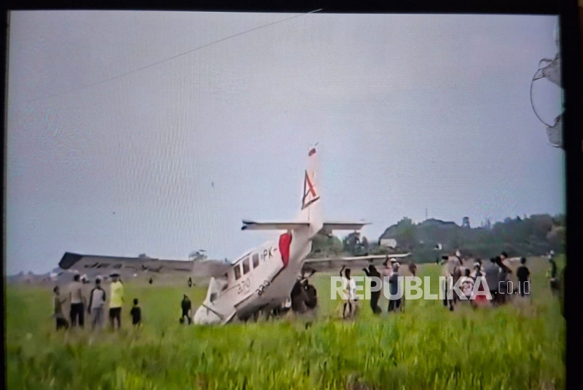 Pesawat Milik Skydive Indonesia dengan Nomor Registrasi PK-WMP Terjatuh di Desa Kertawaluya, Kecamatan Tirtamulya, Kabupaten Karawang, Jawa Barat pada Jumat (21/11/2025) Sore.