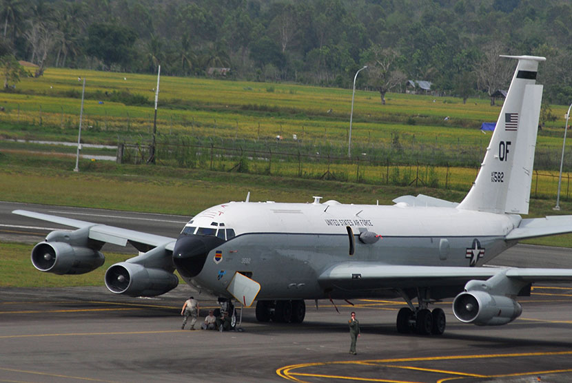 Pesawat Militer Amerika Serikat, United States Air Force, bersama penumpangnya berada di area parkir bandara seusai mendarat darurat di Bandara Internasional Sultan Iskandar Muda, Blang Bintang, Kabupaten Aceh Besar, Aceh, Jumat (24/3).