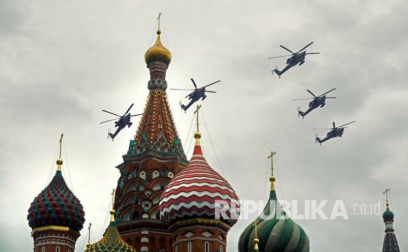 Pesawat militer Rusia melakukan atraksi selama latihan parade Hari Kemenangan Perang Dunia II yang ke-75 di atas Lapangan Merah di Moskow, Rusia, 04 Mei 2020. Parade tersebut akan dibatalkan karena pandemi Covid-19 di Rusia.  