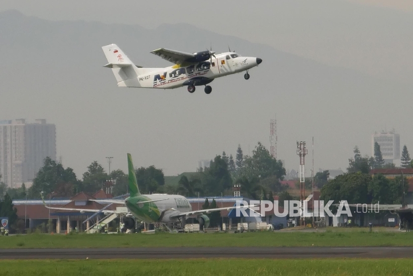 Pesawat N219 berhasil mengudara pada Flight Test di landasan pacu Bandara Husain Sastranegara, Kota Bandung, Rabu (16/8). 