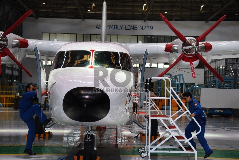 pesawat N219 usai acara Syukuran Pencapaian Tahap Validasi Rekayasa Rancang Bangun Struktur N219 di hanggar PT Dirgantara Indonesia (DI), Bandung, Jawa Barat, Kamis (12/11).