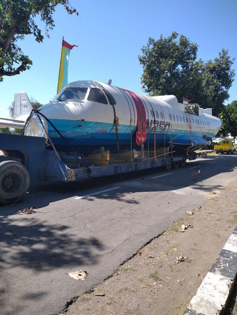 Pesawat N250 diangkut dengan truk trailer dari PT Dirgantara Indonesia ke Yogyakarta untuk dijadikan monumen.