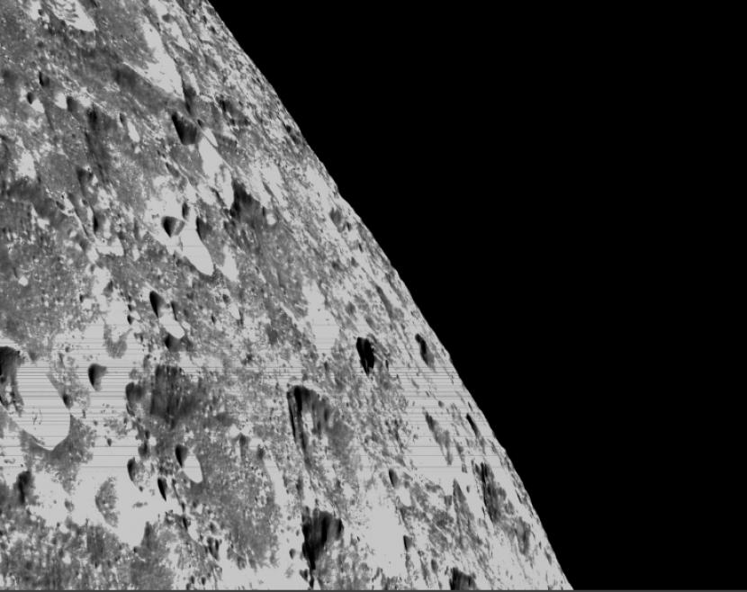 Pesawat Orion milik Badan Penerbangan dan Antariksa Amerika Serikat (NASA) mengambil foto Bulan ketika melintas dalam jarak terdekat dengan Bulan. Gambar diambil saat pesawat hanya 130 km di atas permukaan bulan pada Senin (21/11/2022).