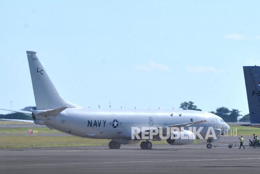 Pesawat P-8 Poseidon US Navy bersiap melakukan lepas landas di Bandara I Gusti Ngurah Rai, Badung, Bali, Sabtu (24/4/2021). Pesawat milik Angkatan Laut Amerika Serikat tersebut membantu melakukan proses pencarian KRI Nanggala 402 yang hilang kontak saat melaksanakan 