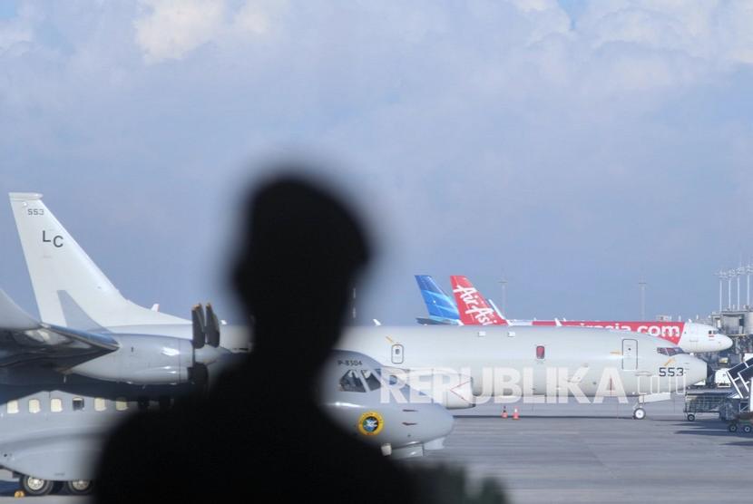 Pesawat P-8 Poseidon US Navy terparkir di Bandara I Gusti Ngurah Rai, Badung, Bali, Sabtu (24/4/2021). Pesawat milik Angkatan Laut Amerika Serikat tersebut tiba di Bali pada Sabtu (24/4) dini hari dan akan ikut membantu proses pencarian KRI Nanggala 402 yang hilang kontak saat melaksanakan 
