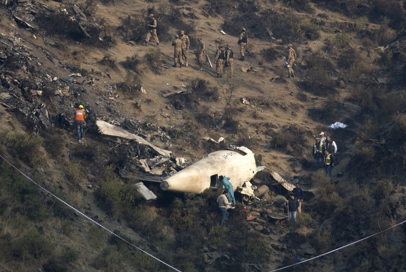 Pesawat Pakistan International Airlines jatuh di Pegunungan Havelian, Pakistan.